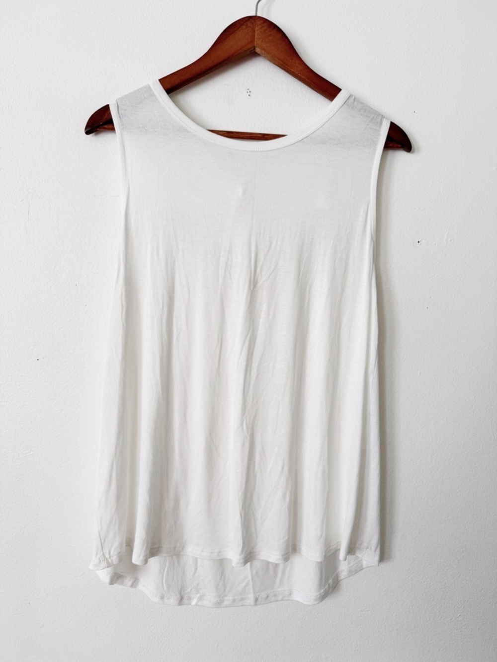 Bibi Women's White Sleeveless Tank Top medium